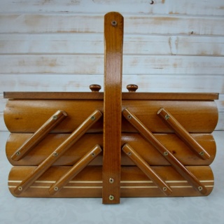 Niciarka Na Nici Mały Kuferek Pudełko Na Akcesoria Do Szycia Rzeźbiona