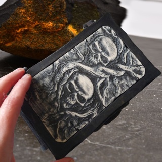 Gotyckie Pudełko Ręcznie Wykonane Czarna Szkatułka z Czaszkami