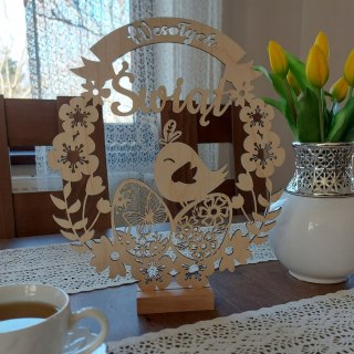 Drewniane Jajko Wielkanocne na Bukowej Podstawce 30 cm – Ręcznie Zdobione Laserowe Wykończenie