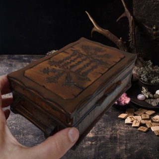 Drewniana Szkatułka z Runami - Ręcznie Wykonane Rękodzieło Yolli - Magiczne Pudełko na Wyjątkowe Skarby