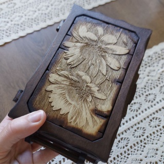 Drewniana Szkatułka z Rumiankami - Ręcznie Wykonane Pudełko z Trójwymiarowym Grawerunkiem - Naturalne Rękodzieło