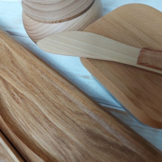 Zestaw do Serwowania z Drewna Dębowego i Czeresniowego: Taca, Maselniczka, Cukierniczka, Nóż