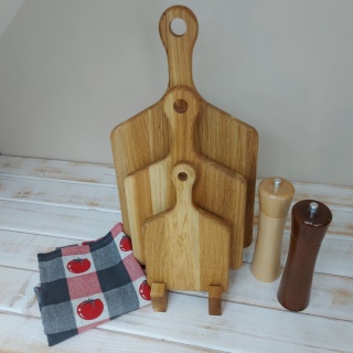 Zestaw Premium: Trzy Dębowe Deski w Stojaku + Młynki + Ściereczki