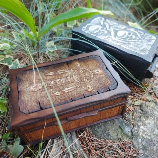 Drewniana Szkatułka - Ręcznie Wykonane Pudełko na Prezent z Trójwymiarowym Grawerunkiem - Naturalne Rękodzieło