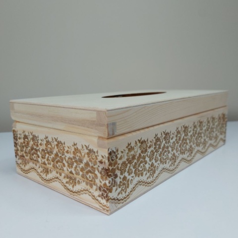 Drewniane Pudełko na Chusteczki z Grawerem Koronkowym | Marka YOLLI