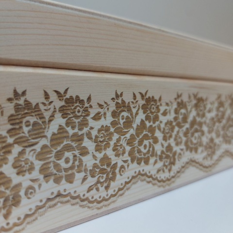 Drewniane Pudełko na Chusteczki z Grawerem Koronkowym | Marka YOLLI