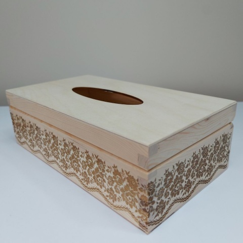 Drewniane Pudełko na Chusteczki z Grawerem Koronkowym | Marka YOLLI