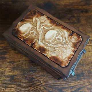 Pudełko na Magiczne Akcesoria Ręcznie Wykonane Szkatułka w Czachy Brązowe