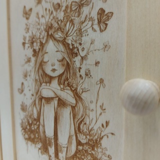 Drewniana Szafka Na Klucze z Grawerem – Wisząca lub Stojąca