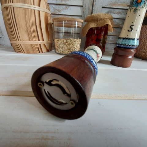 Młynek do Pieprzu i Soli Drewniany Ceramiczny Naturalny Brązowy– Zestaw 2 szt. Ręcznie Malowane