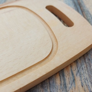 Mała Drewniana Deska do Krojenia z Rowkiem i Rączką – Kształt Beczki, Buk