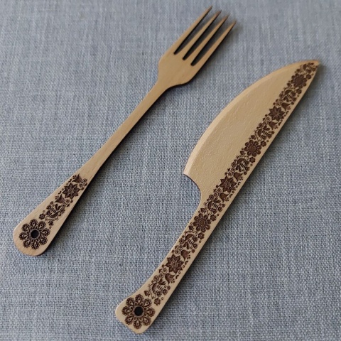 Zestaw Sztućców z Drewna – Nożyk do Masełka i Widelec z Grawerem Folkowym.