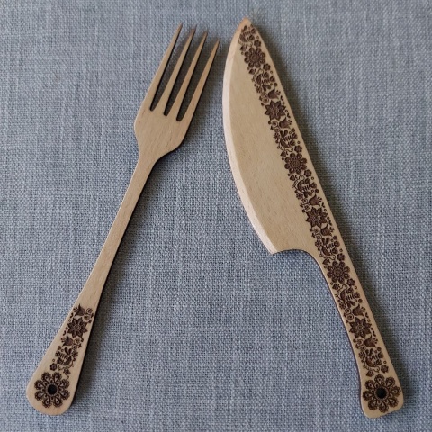 Zestaw Sztućców z Drewna – Nożyk do Masełka i Widelec z Grawerem Folkowym.