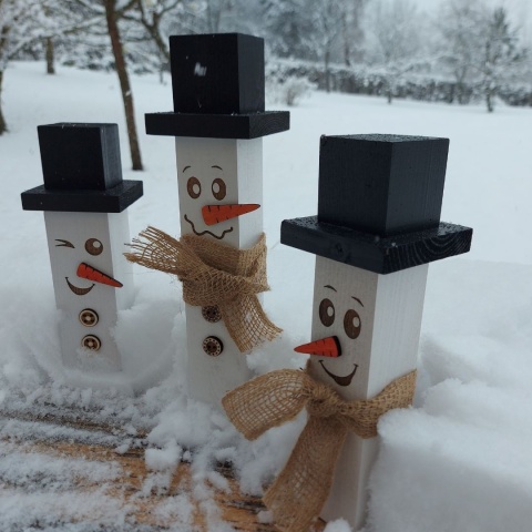 Dekoracje Świąteczne Drewniane – Zestaw 3 Bałwanków z Bukowego Drewna