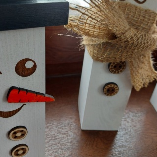 Dekoracje Świąteczne Drewniane – Zestaw 3 Bałwanków z Bukowego Drewna