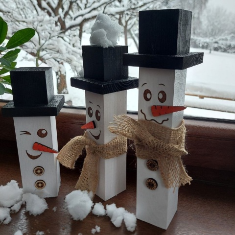 Dekoracje Świąteczne Drewniane – Zestaw 3 Bałwanków z Bukowego Drewna