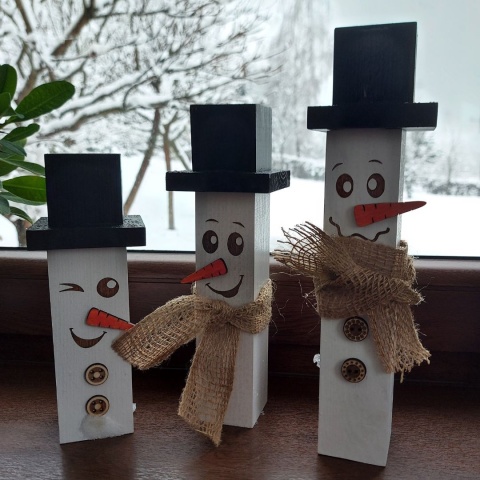 Dekoracje Świąteczne Drewniane – Zestaw 3 Bałwanków z Bukowego Drewna