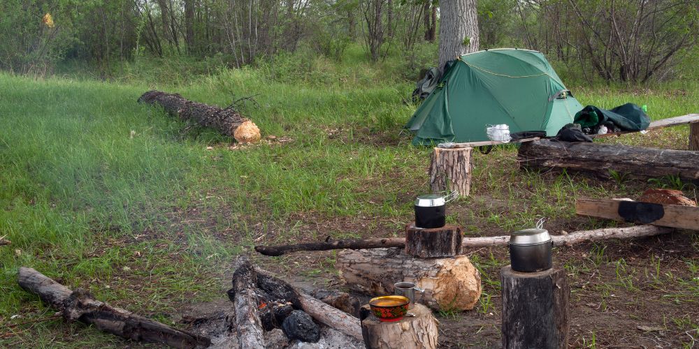 Jak zorganizować letni piknik? Co zabrać ze sobą na letni piknik, biwak lub pod namiot?